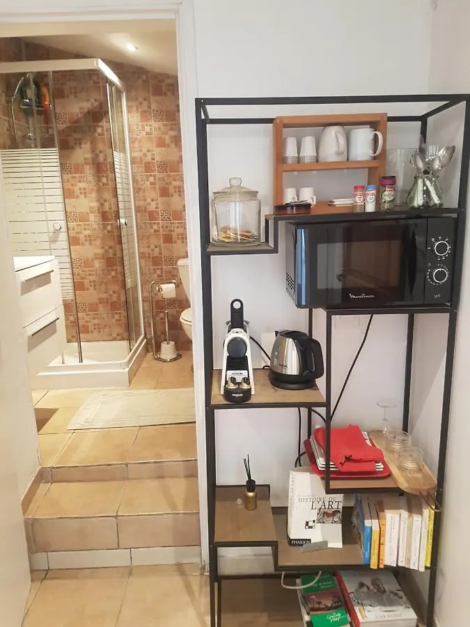 Petite chambre indépendante avec sdb, clim et parking privé Niza
