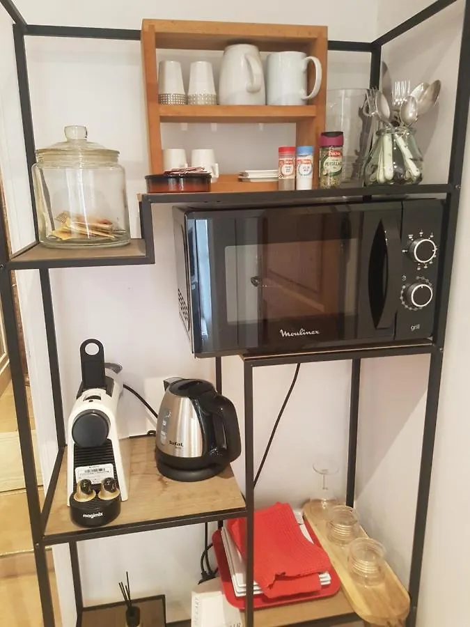 Habitación en casa particular Petite chambre indépendante avec sdb, clim et parking privé Niza