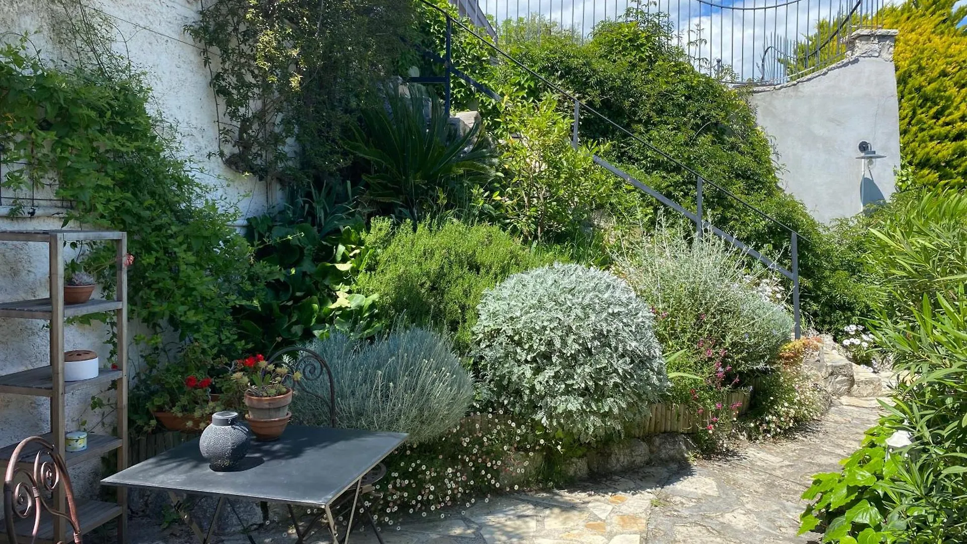 Petite chambre indépendante avec sdb, clim et parking privé Niza